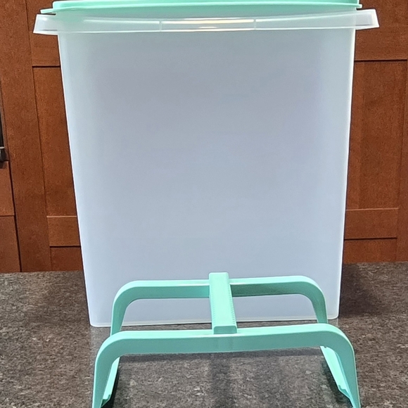 Tupperware Large Carryall - Picture 2 of 4